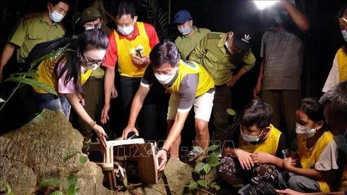 People join a “Bringing Animals Home” tour in Cuc Phuong National Park, northern province of Ninh Binh. (Photo: VNA)
