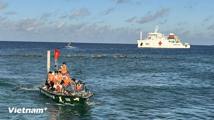 A delegation visits Sinh Ton Dong island. (Photo: VNA)