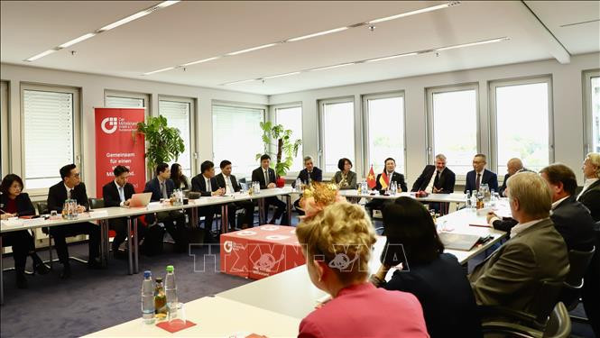 At the working session between Deputy Prime Minister Ho Duc Phoc and the BVMW International delegation on October 9. (Photo: VNA)