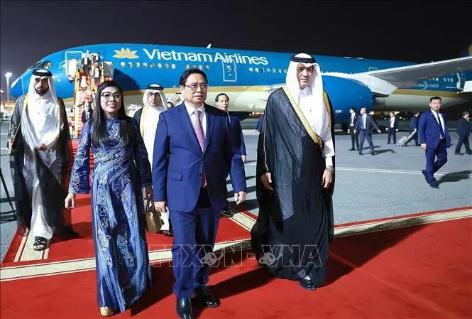 Prime Minister Pham Minh Chinh and his spouse at Doha International Airport. (Photo: VNA)