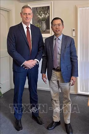 Vietnamese Ambassador to Australia Pham Hung Tam (right) and Simon White, President of the Australia-Vietnam Business Council Queensland Simon White. (Photo: VNA)