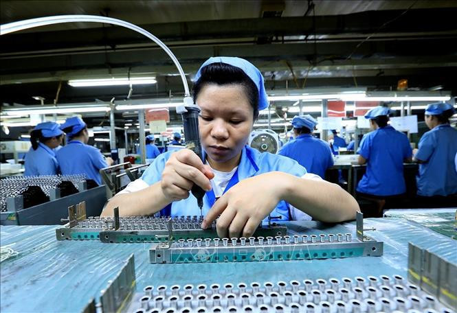 Manufacturing and processing components at Sankoh Vietnam Co., Ltd of Japan in Hoa Binh province - Illustrative image (Photo: VNA)