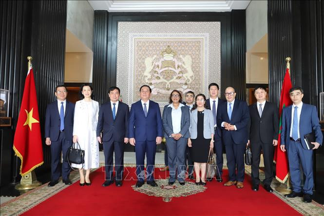The Vietnamese delegation and Vice Speaker of the House of Representatives Nadia Touhami. (Photo: VNA)