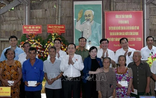 National Assembly Chairman Tran Thanh Man presents gifts to policy beneficiary families and revolution contributors on the occassion of the 77th anniversary of the War Invalids and Martyrs Day (July 27, 1947-2024). (Photo: VNA)