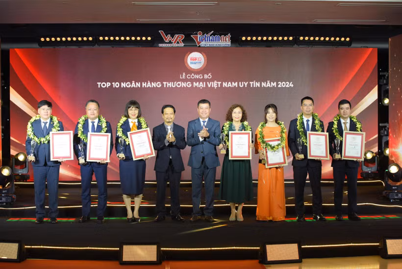 Top 10 prestigious companies in the banking, insurance, technology, and high-tech agriculture sectors in 2024 receive awards (Photo: vietnamnet.vn)