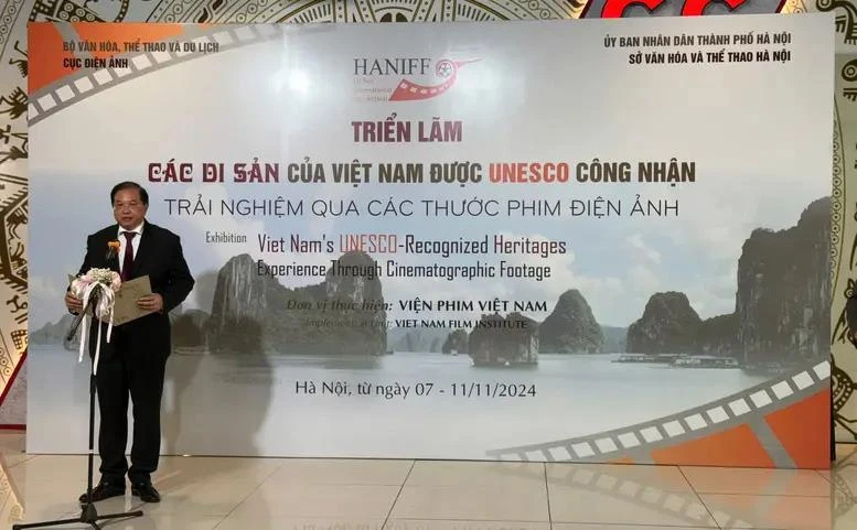 Deputy Minister of Culture, Sports and Tourism Ta Quang Dong speaks at the exhibition. (Photo: VNA)