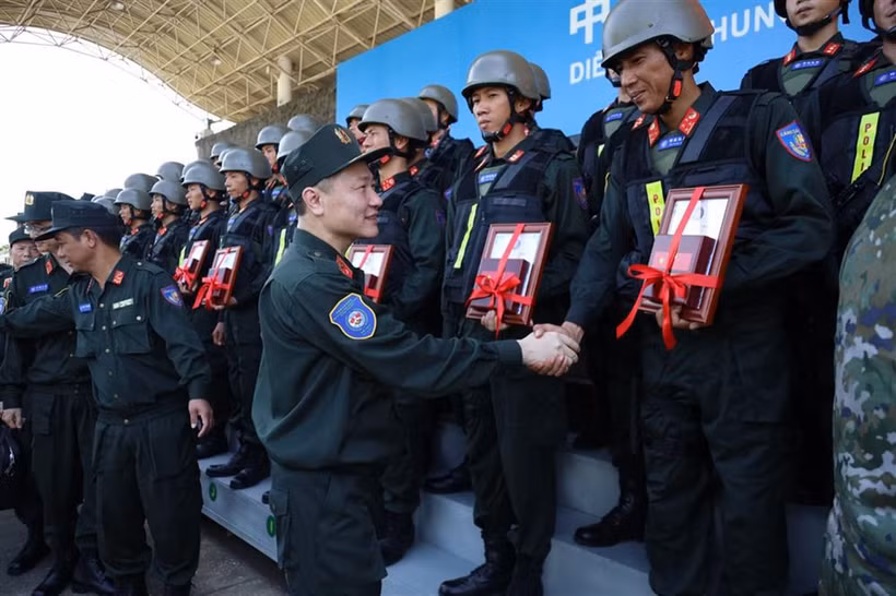 Deputy Minister of Public Security Nguyen Ngoc Lam presents gifts to forces participating in the exercise. (Photo: bocongan.gov.vn)