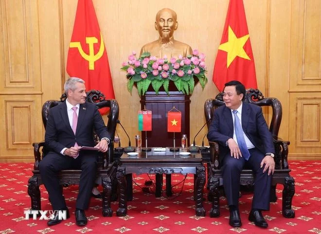 Politburo member and President of the Ho Chi Minh National Academy of Politics (HCMA) Nguyen Xuan Thang (right) receives Belarusian Ambassador to Vietnam Uladzimir Baravikou (Photo: VNA)