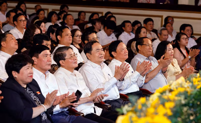 National Assembly (NA) Chairman Tran Thanh Man (fourth from left) attends a special art programme themed "Nang Ba Dinh” (Ba Dinh sunshine) at the Hanoi Opera House on August 27. (Photo: VNA)