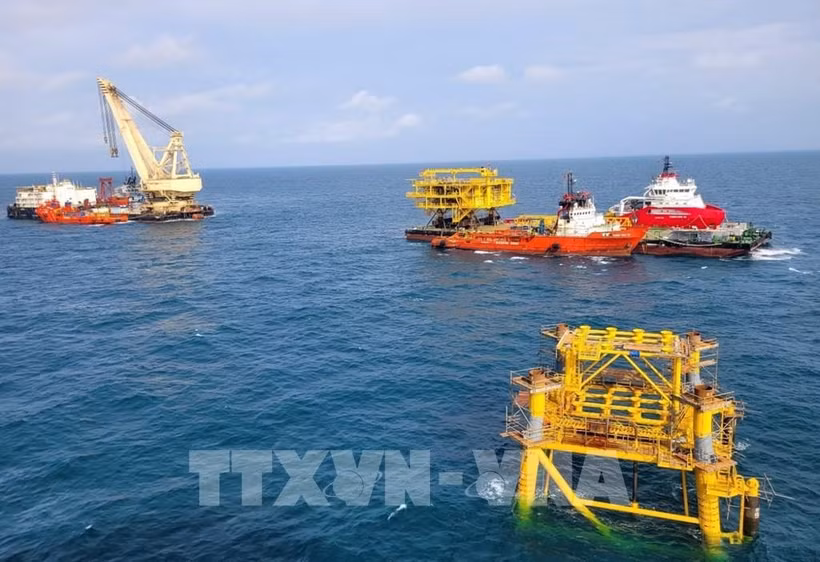 The wellhead platform topside block of the BK-23 drilling rig at Lot 09.1 of Bach Ho oil field is successfully installed on September 10. (Photo: VNA)