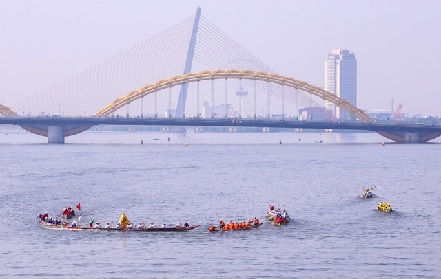 Boat racing on the Han River in Da Nang City. (Photo: VNA)