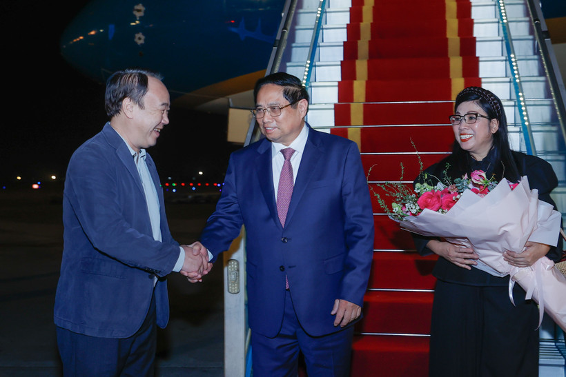 Prime Minister Pham Minh Chinh (C) and his spouse are welcomed by Vice Chairman of the Government Office Nguyen Sy Hiep at the Noi Bai International Airport. (Photo: VGP)