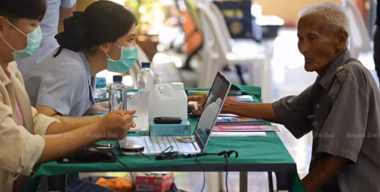 Health workers and volunteers provide free check-ups for residents of the Wang Som community in Bang Kapi district of Bangkok (Photo: Bangkok Post) 