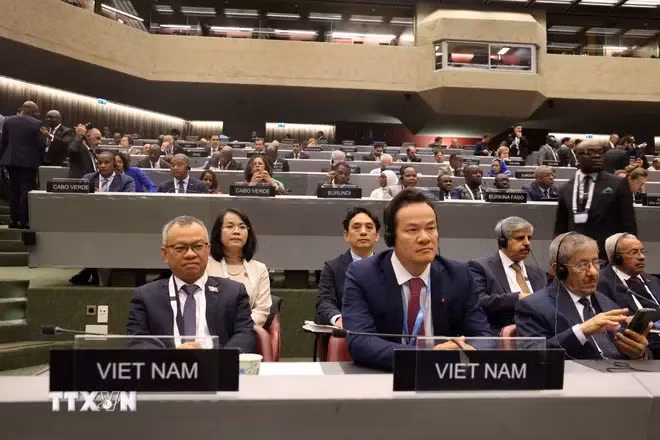 Deputy Chairman of the National Assembly Committee for External Relations Nguyen Manh Tien (L) at the event (Photo: VN A)