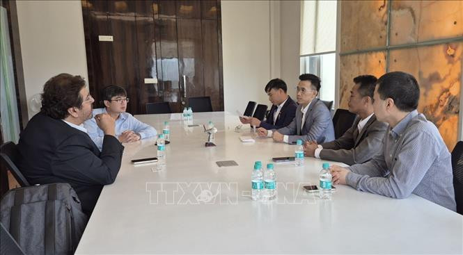 At a working session with Vietnam Airlines, Vietravel and Sun Pharma (Photo: VNA)