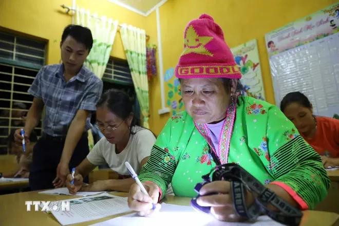 Women take part in a literacy class (Photo: VNA)