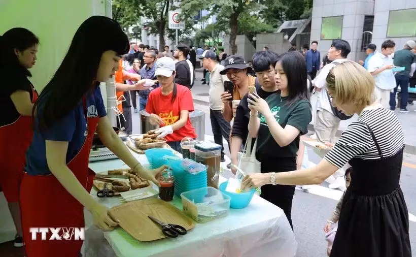 Pho bo (Vietnamese beef noodle soup) and nem ran (fried spring rolls) attract the attention of many Korean and foreign visitors at a festival in the Republic of Korea. (Photo: VNA)