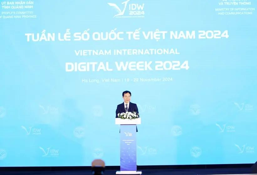 Minister of Information and Communications Nguyen Manh Hung speaks at the event. (Photo: VNA)