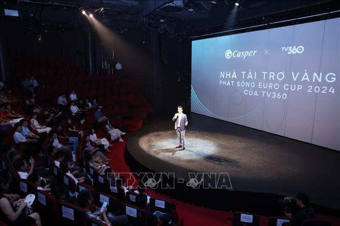 At the ceremony to announce the sponsorship. (Photo: VNA)