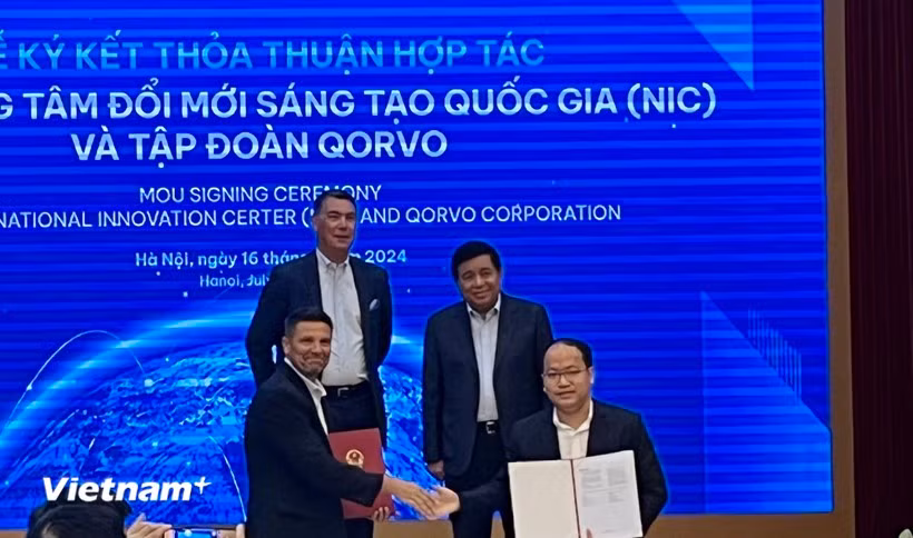 The exchange ceremony of the Memorandum of Understanding on cooperation between the NIC and Qorvo. (Photo: VietnamPlus)