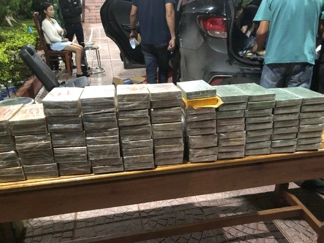 The 100 bars of heroin seized by border guards. (Photo: VNA)