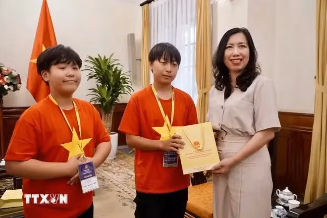 Deputy Minister of Foreign Affairs Le Thi Thu Hang (R) presents gifts to OV children from the RoK (Photo: VNA)