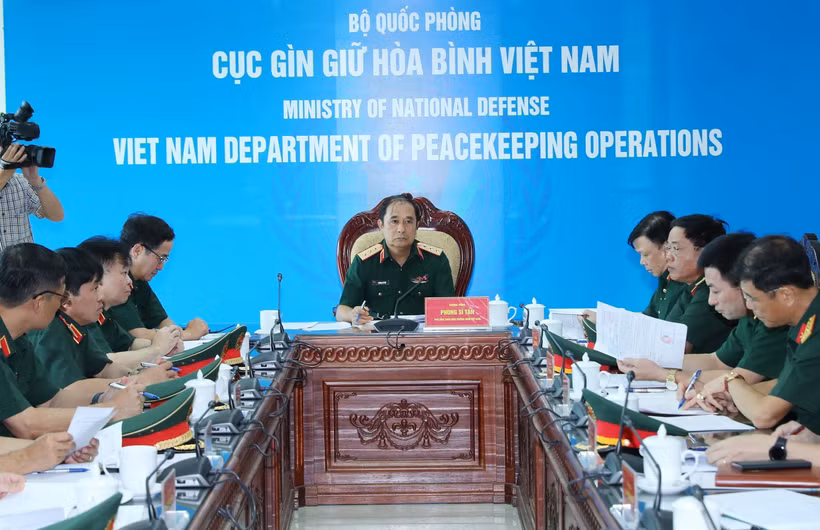 Deputy Chief of the General Staff of the Vietnam People's Army Senior Lieutenant General Phung Si Tan chairs a working session with relevant units. (Photo: VNA) 