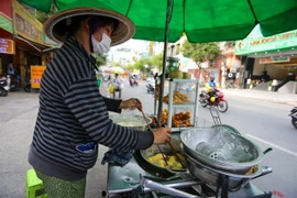 Low-income workers will get support under the National Target Programme on Sustainable Poverty Reduction for 2021-2025. (Photo: bacgiangtv.vn)