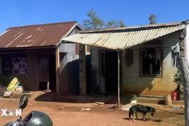 A substandard house in Gia Lai province. The locality is ramping up efforts to wipe out temporary and dilapidated houses by June. (Photo: VNA)