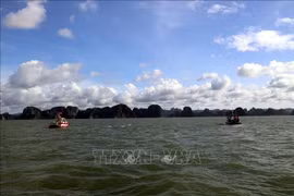 Search and rescue operation is underway for victims of the capsized tourist boat in Ha Long Bay. (Photo: VNA)