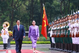 Prime Minister Pham Minh Chinh hosts a red-carpet welcome ceremony for Thai Prime Minister Paetongtarn Shinawatra in Hanoi on May 16. (Photo: VNA)