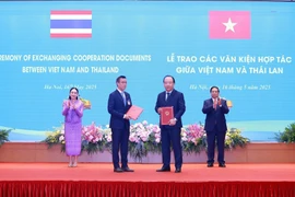 Prime Minister Pham Minh Chinh and Thai Prime Minister Paetongtarn Shinawatra witnessed the exchange of the MoU between the Ministry of Industry and Trade and Thailand's Central Group. (Photo: VNA)