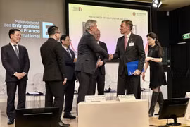 Leaders of FPT and Airbus exchange their Master Service Agreement. (Photo: VNA)