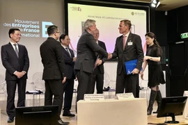 Leaders of FPT and Airbus exchange their Master Service Agreement. (Photo: VNA)