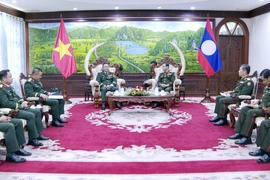 Lao Minister of National Defence Senior Lieutanent General Khamlieng Outhakaysone receives Colonel Phan Huu Thang, freshly appointed defence attaché, on September 25. (Photo: VNA)