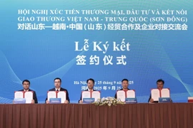 Various cooperation agreements are signed between Vietnamese and Chinese enterprises at the conference. (Photo: VNA)