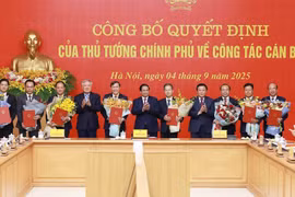 At the ceremony to announce and present decisions on appointment, transfer, and reception of leaders across eight ministries and institutions in Hanoi on September 4. (Photo: VNA)