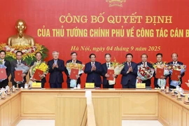 At the ceremony to announce and present decisions on appointment, transfer, and reception of leaders across eight ministries and institutions in Hanoi on September 4. (Photo: VNA)