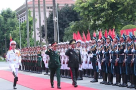Minister of National Defence General Phan Van Giang and Minister of Defence of the Republic of Azerbaijan Colonel General Hasanov Zakir Asgar Oglu review the Honor Guard of the Vietnam People’s Army. (Photo: VNA)