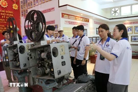 Yong OV learn about a specialised compass used in the maritime faculty in the 1980s, at the Naval Academy. (Photo: VNA)