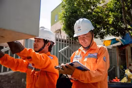 The average retail electricity price increases by 4.8% starting from May 10. (Photo: VNA)