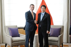 State President Luong Cuong (R) meets with Chief Executive Officer of Warburg Pincus Jeffrey David Perlman in New York on September 22 (local time). (Photo: VNA)