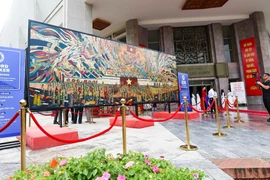 The artwork “President Ho Chi Minh Proclaiming the Declaration of Independence” measures 2.4 metres by 7.2 metres, spanning over 17 square metres. (Photo: VNA)