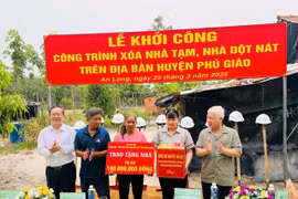 At the ground-breaking ceremony in Phu Giao district (Photo: VNA)