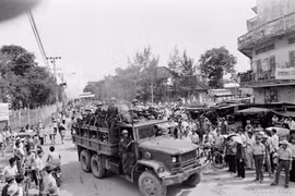 Vietnamese soldiers advance to liberate Bac Lieu province. (Photo: VNA)