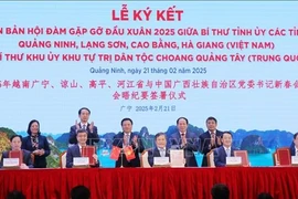 Twenty-nine Memoranda of Understanding are inked between Vietnamese and Chinese localities on February 21, strengthening cooperation across various sectors. (Photo: VNA)