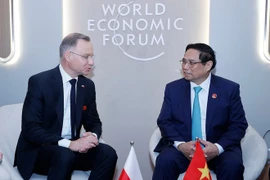 Prime Minister Pham Minh Chinh (R) and Polish President Andrzej Sebastian Duda meet on the sidelines of the15th World Economic Forum (WEF) Annual Meeting of the New Champions in Dalian city, China's Liaoning province in June. (Photo: VNA)