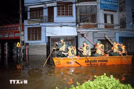 Soldiers work around the clock to support affected communities in Lang Son province. (Photo: VNA)