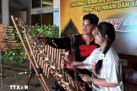 A young OV experiences playing T'rung, a traditional musical instrument, in Dak Lak as part of the Vietnam Summer Camp 2025. (Photo: VNA)
