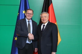 Deputy Prime Minister Nguyen Hoa Binh (R) and Vice-President of the German Bundestag Bodo Ramelow (Photo: VNA)